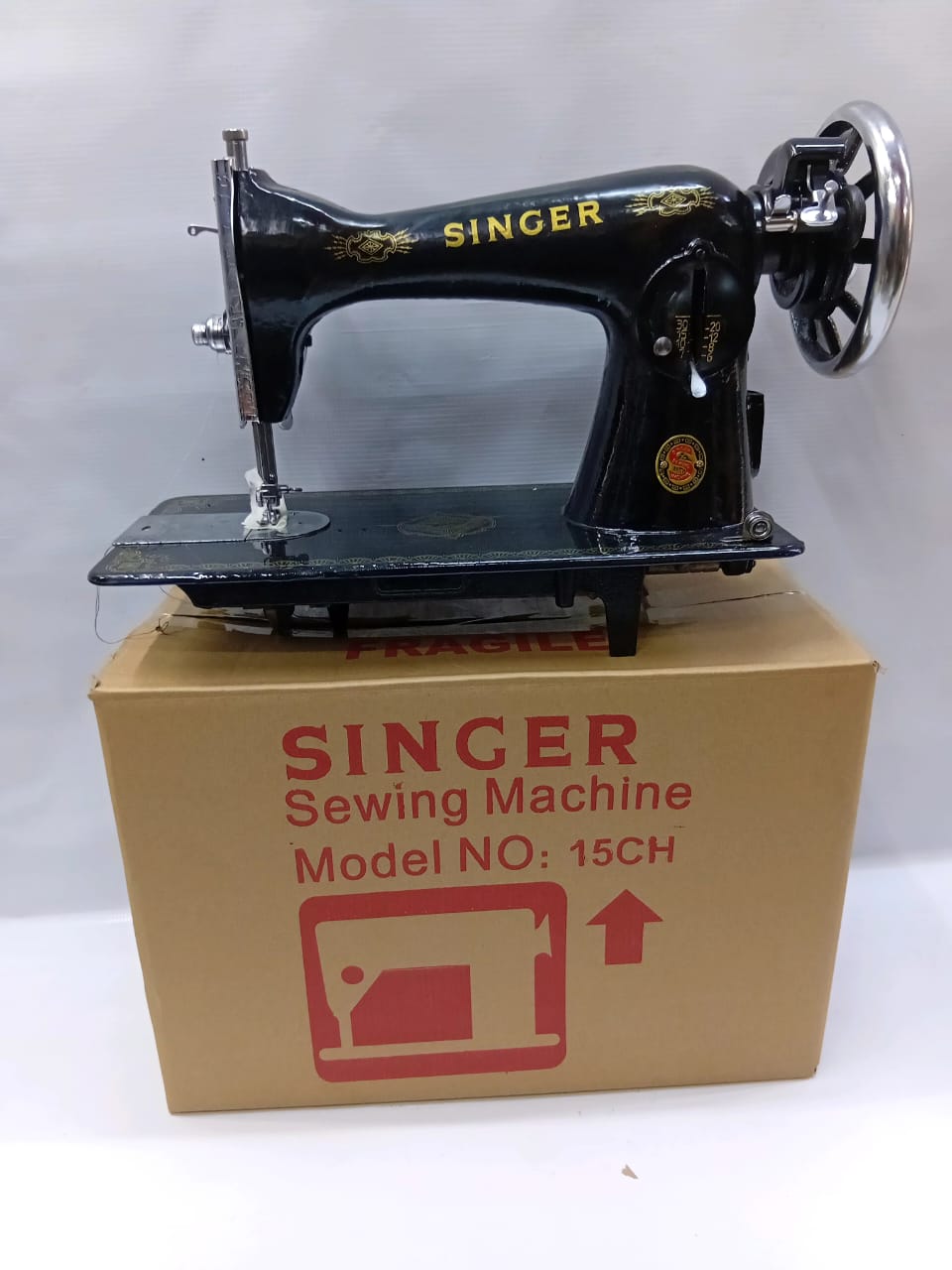Singer Sewing Machine – Model 15CH (Classic Heavy-Duty)